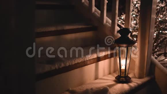 家前门廊上的老式华丽灯笼带着降雪圣诞精神概念视频的预览图