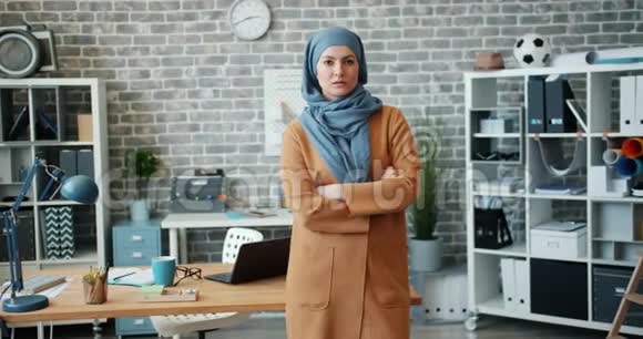 中东商务小姐站在办公室脸上交叉着严肃的手臂视频的预览图
