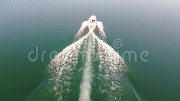 一个在水上驾驶的速战速决人们玩得很开心视频的预览图