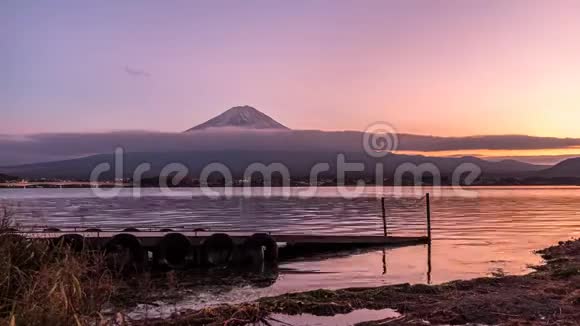 山黄昏时分的富士和川川子湖视频的预览图