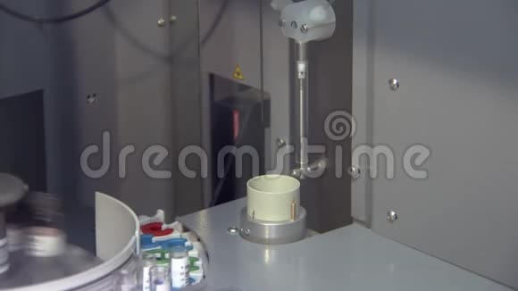 制药实验室自动设备装有药物的小瓶视频的预览图