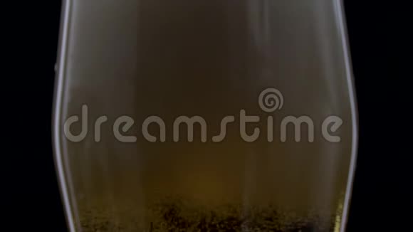 一杯啤酒的特写镜头慢动作的泡沫视频的预览图