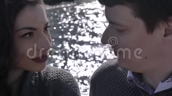 河岸上一对年轻夫妇的约会背景阳光灿烂阳光明媚的春天视频的预览图