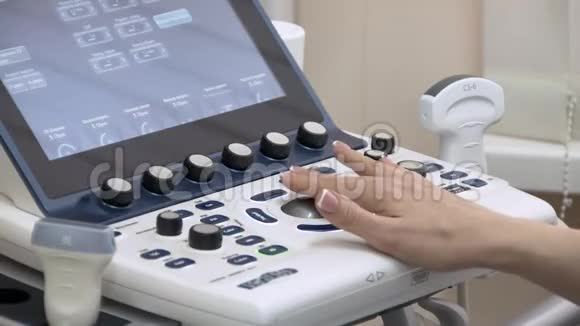 女医生正在按下医疗超声仪器的按钮手的特写视频的预览图