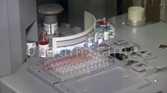 病毒实验室装有药物的小瓶研究和寻找治疗方法视频的预览图