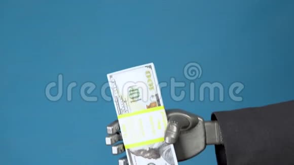 穿西装的赛博格商人向一个女人提供一大笔美元女商人从灰色的机械手里拿钱视频的预览图