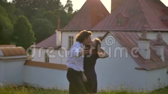 一对情侣在公园里与加奇纳的修道院宫殿合影视频的预览图