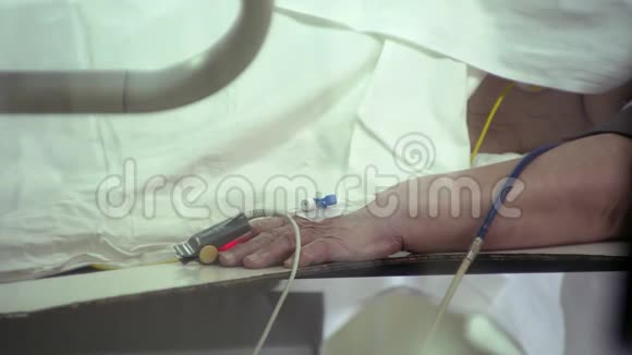 手术室全麻病人手特写血压传感器视频的预览图
