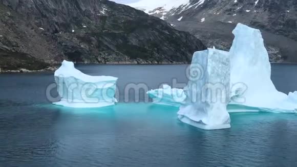 冰山漂浮在格陵兰的PrinsChristianSund上视频的预览图