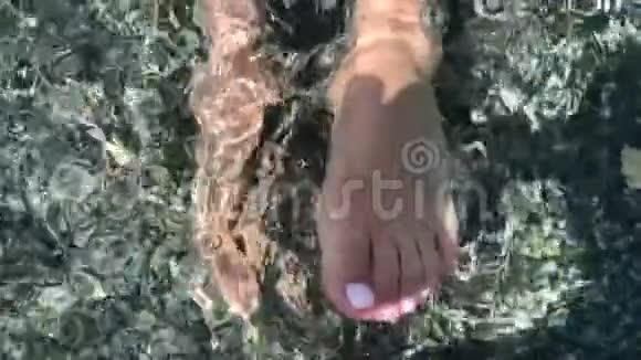女人在水下移动她的脚慢动作视频的预览图