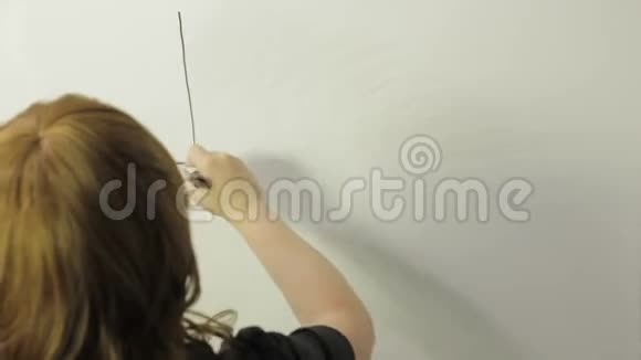 一位女士正在白板上绘制一张谢克尔货币图视频的预览图