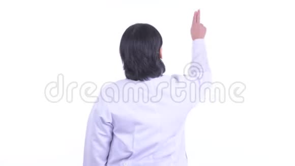 超重亚洲女医生触摸东西的后视图视频的预览图