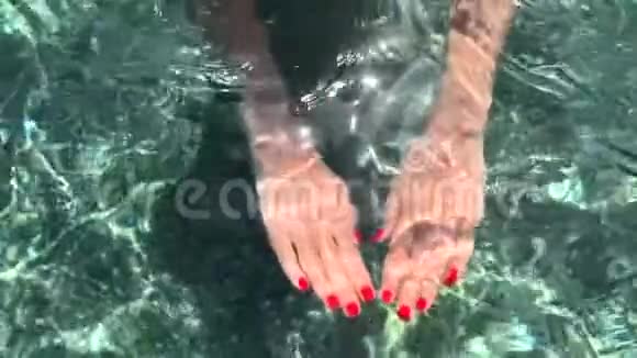 女人在水下移动她的手慢动作视频的预览图