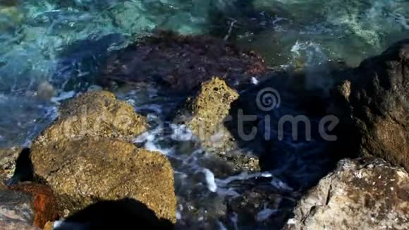 海水与海底石头自然概念视频的预览图