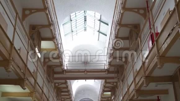 带监狱牢房门的金属阳台底部景观视频的预览图