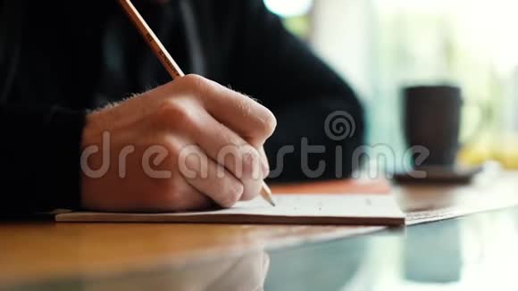 人的手在纸上缓慢地用笔写文字视频的预览图