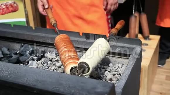 在布达佩斯街头面包店准备的木炭烤架上传统的捷克甜食视频的预览图