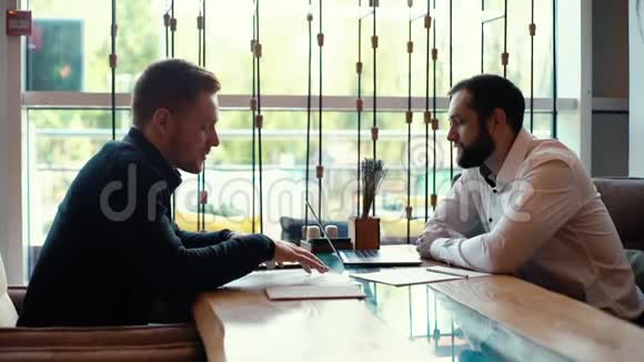 两个年轻人正在讨论一家咖啡馆的创业公司视频的预览图