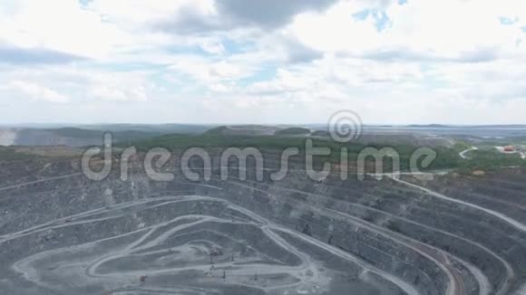俄罗斯露天铜矿鸟瞰图视频的预览图