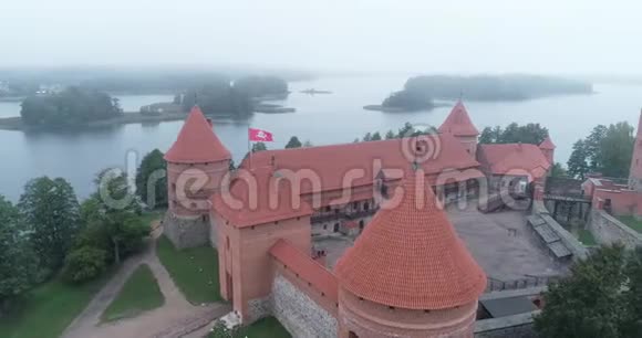 立陶宛特拉凯中世纪哥特式岛屿城堡位于加尔维湖和城镇的背景夏季以上的空中飞行视频的预览图