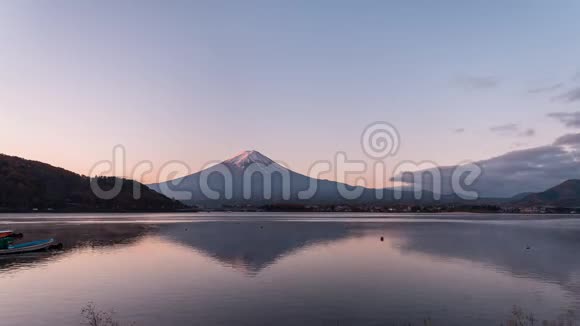 山黎明时分的富士和川川子湖视频的预览图