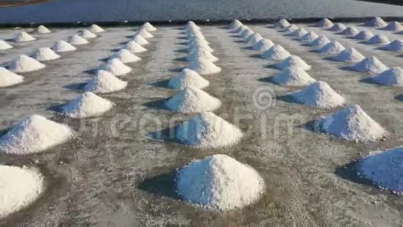 泰国SamutSongkhram的盐产农场利用天然海洋咸水生产视频的预览图