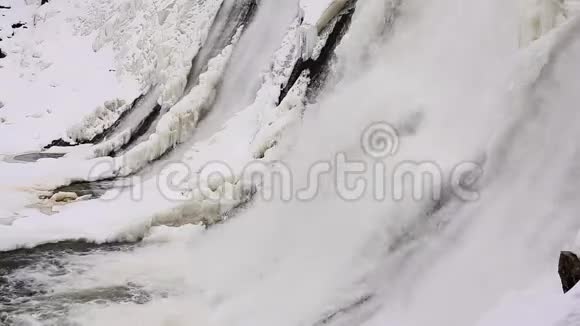 关闭大坝的镜头与冬季场景的背景冬季大坝的湍流水视频的预览图