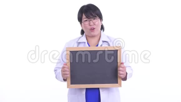 快乐超重亚洲女医生拿着黑板说话视频的预览图