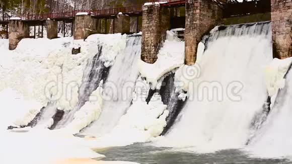 河坝以冬季景象为背景冬季大坝的湍流水视频的预览图