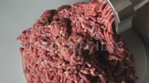 野麋鹿肉的切割深色生肉加工在绞肉机里做饭白色的地面猪油落在黑暗的肉糜上视频的预览图