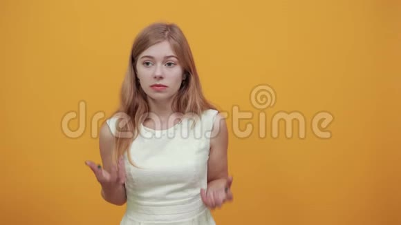 可爱的白种人年轻女士抬起手指看上去失望愤怒视频的预览图