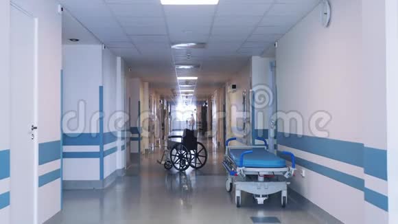 医院走廊里的医疗轮椅和轮床视频的预览图