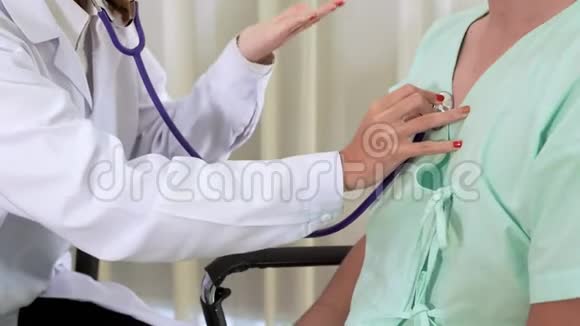 医生用听诊器检查病人的心脏和肺视频的预览图