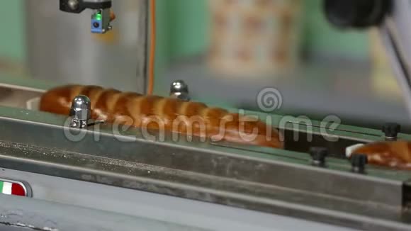 新鲜烘焙的法国面包卸下机器包装视频的预览图