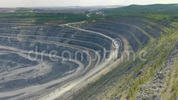 俄罗斯露天铜矿鸟瞰图视频的预览图