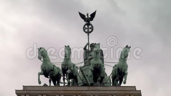 德国柏林勃兰登堡门上方的四匹马驾驶着一辆战车的胜利女神奎德里加视频的预览图