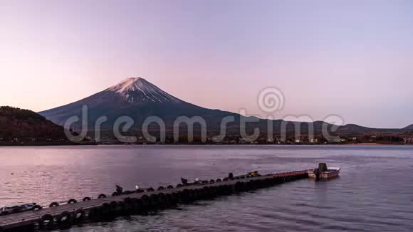 山黎明时分的富士和川川子湖视频的预览图