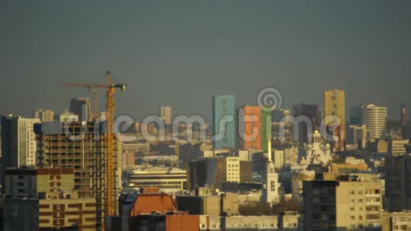 城市管道在城市天际线上向大气排放蒸汽视频的预览图