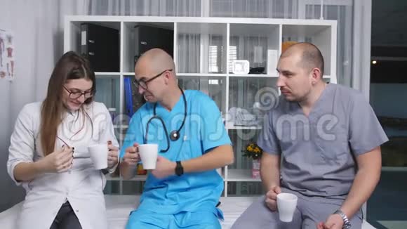 医生休息室里的医生喝咖啡休息时说话视频的预览图