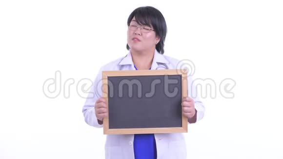 快乐超重亚洲女医生拿着黑板思考视频的预览图
