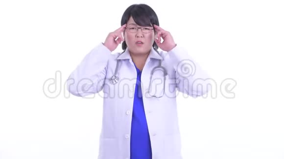 超重亚洲女医生头痛视频的预览图