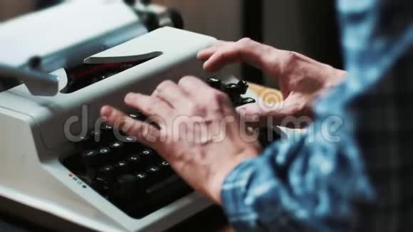 在老式打字机上打字在窗边写一封情书4K视频的预览图