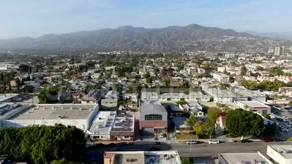 洛杉矶市格伦代尔市中心的鸟瞰图视频的预览图
