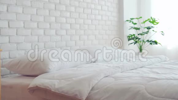 卧室配有白色枕头和毛毯光线自然视频的预览图