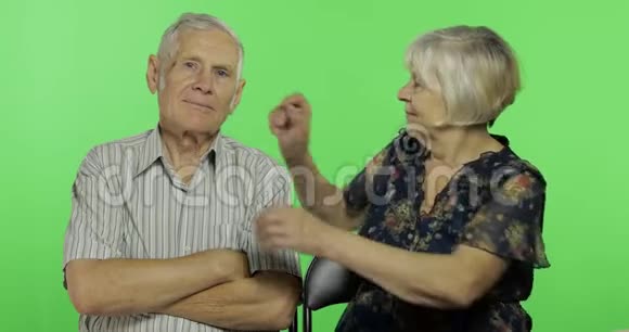 年长的男人和女人在一起祖母给祖父修衣服视频的预览图