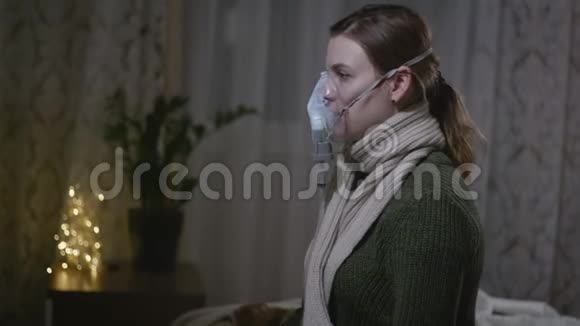 季节性感冒一个患病毒或流感的不健康妇女用药物治疗用蒸汽吸入器看起来疲劳视频的预览图