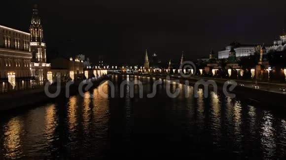 从桥上俯瞰莫斯科市中心的全景视频的预览图