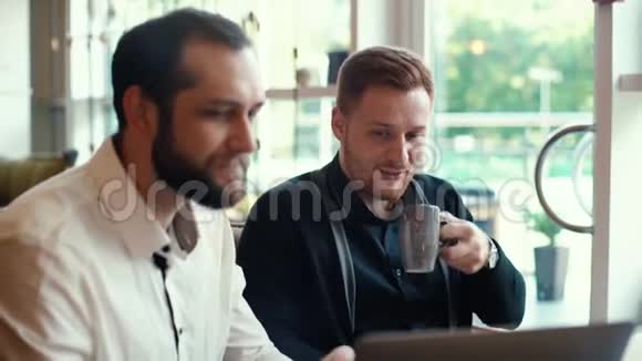 年轻人喝咖啡与朋友交谈微笑的特写照片视频的预览图
