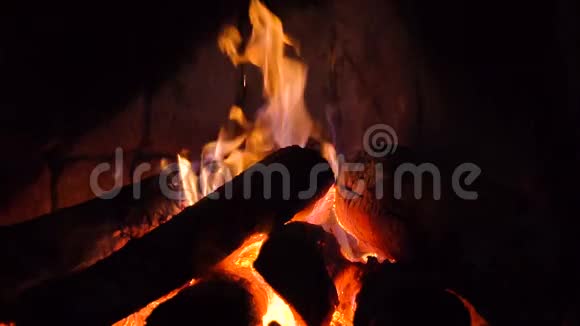 家中舒适的壁炉里燃烧着木头温暖视频的预览图