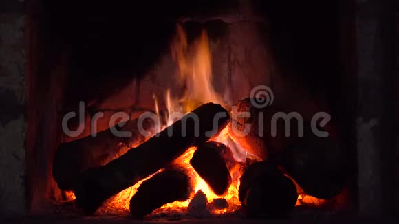 家中舒适的壁炉里燃烧着木头温暖视频的预览图